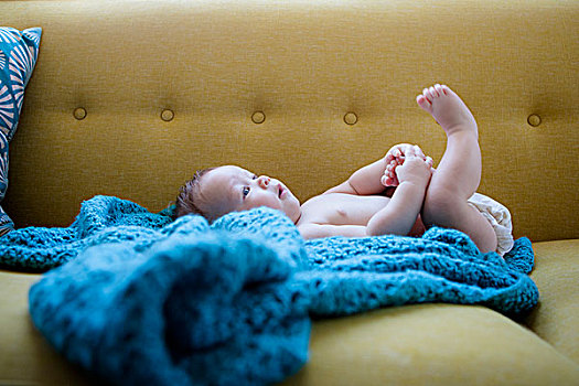小,婴儿,躺着,蓝色,布,抬腿,拿着,一个,脚
