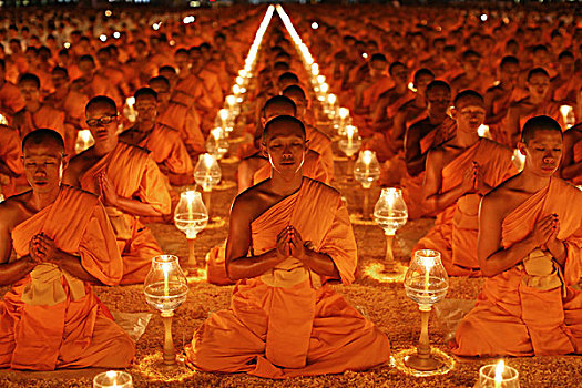 僧侣,坐,排,祈祷,沉思,烛光,寺院,庙宇,地区,曼谷,泰国,亚洲,重要,图像,五月