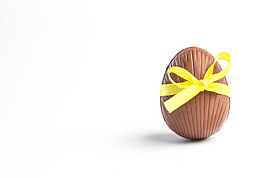巧克力复活节蛋,黄色,丝带,白色背景,背景,留白