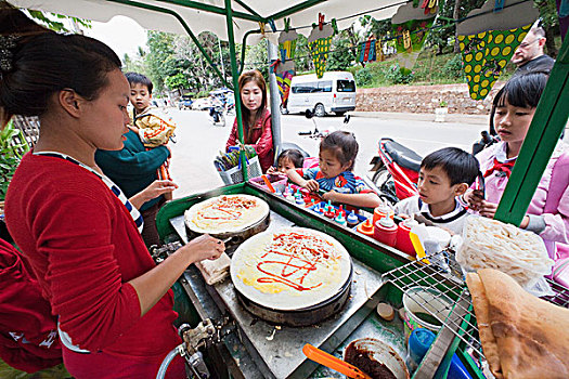 老挝,琅勃拉邦,街头摊贩,制作,薄煎饼