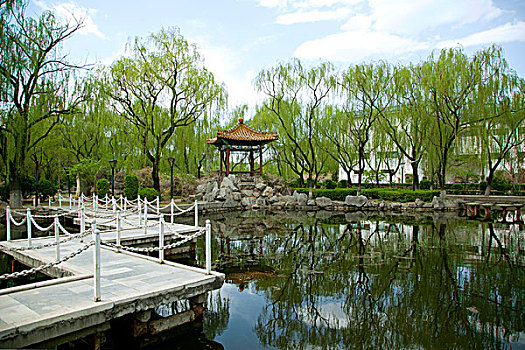 中國古典園林湖泊中的石板橋和涼亭