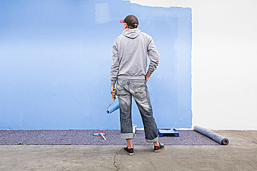 后视图,男人,上油漆,墙壁,蓝色