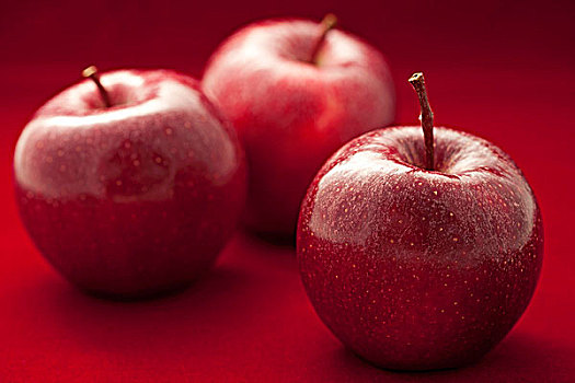 红苹果,红色背景