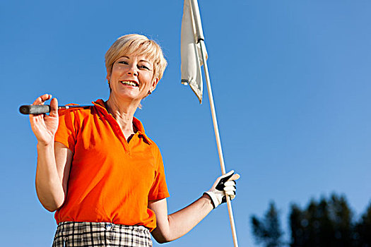 老年,女人,玩,高尔夫,拿着,旗帜,手