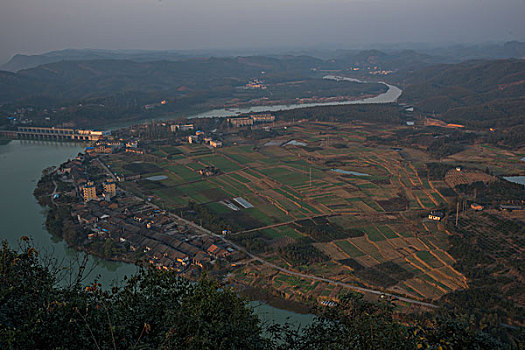 山,丹霞,河流,蓝天,黄昏,大气,田野,水电站,村庄,驴友,旅行,地质公园,丹霞地貌,绿色,灌木,树,草,水潭,素材,平面设计