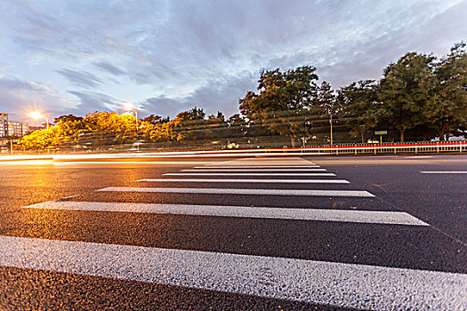 夕阳下的北京道路