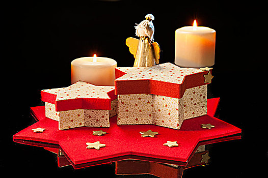 圣诞装饰,红色,白色,星形,盒子,小,金色,天使,两个,照亮,蜡烛,星,黑色背景