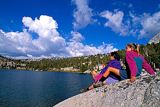 家庭,放松,岸边,湖,大教堂,内华达山脉,优胜美地国家公园,加利福尼亚