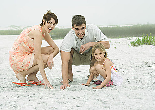 家庭,海滩,玩,沙子,看镜头,微笑