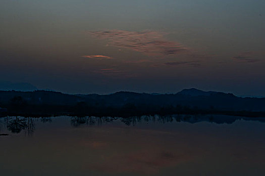 山,丹霞,晚霞,蓝天,黄昏,山脉,驴友,河流,地质公园,丹霞地貌,灌木,树,草,倒影,素材,平面设计