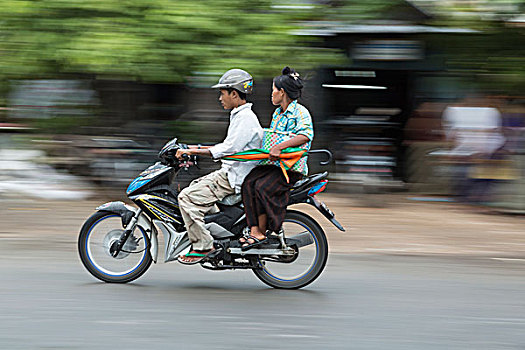 缅甸,曼德勒,男人,女人,摩托车,移动,快,街道