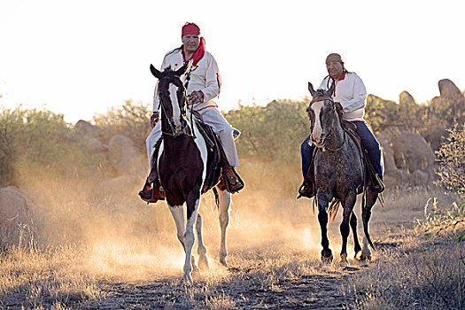 两个,印第安人,骑马,牧场,靠近,墓碑,骑,荒芜,亚利桑那,美国