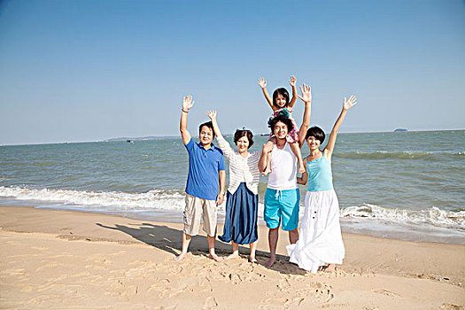东方家庭在海边度假