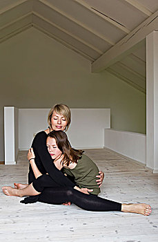 母亲,12岁,女儿,搂抱,地板