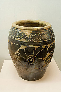 内蒙古博物馆陈列元代褐釉剔花瓷瓶