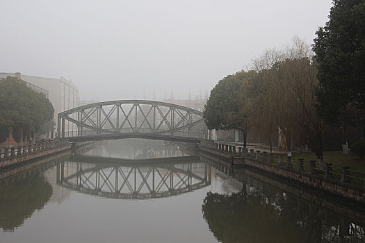 河边薄雾