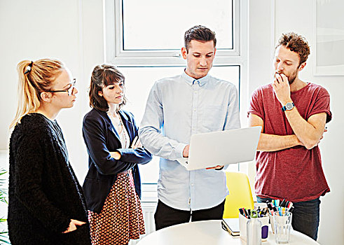 四个人,站立,桌子,商务会议,看,笔记本电脑,显示屏