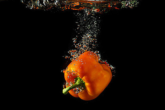 彩色,橙色,红辣椒,水中,黑色背景,背景