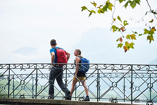男人,美女,漫步,河,步行桥,头像,阿纳西,隆河阿尔卑斯山省,法国