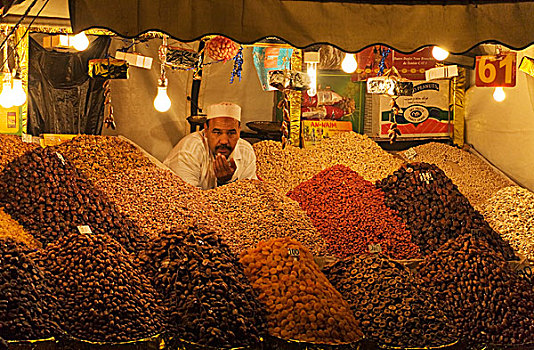 男人,销售,干果,市场货摊,马拉喀什,摩洛哥,非洲