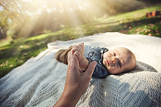 母亲,握手,男婴,躺着,毯子,阳光,看镜头