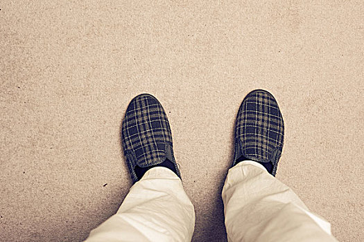 男人,穿,拖鞋,地毯