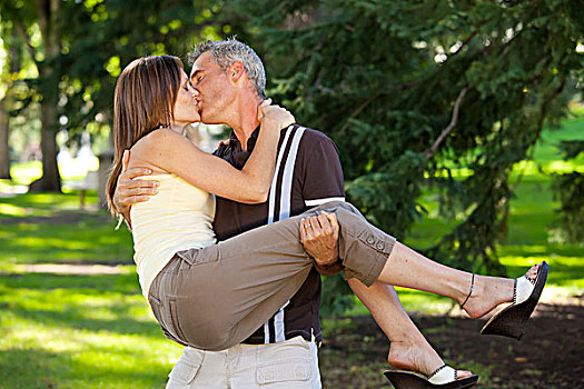 丈夫,妻子,吻,公园,艾伯塔省,加拿大