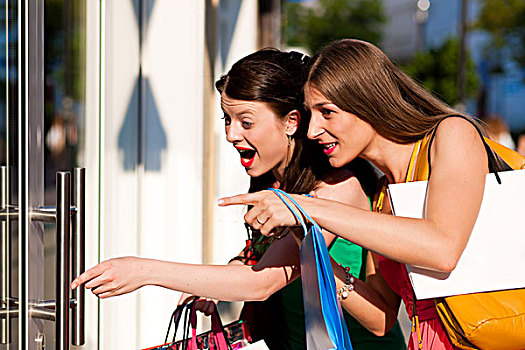 两个女人,朋友,购物,市区,彩色,购物袋,橱窗,惊奇