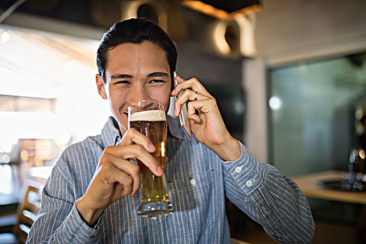男人,啤酒,交谈,手机,酒吧
