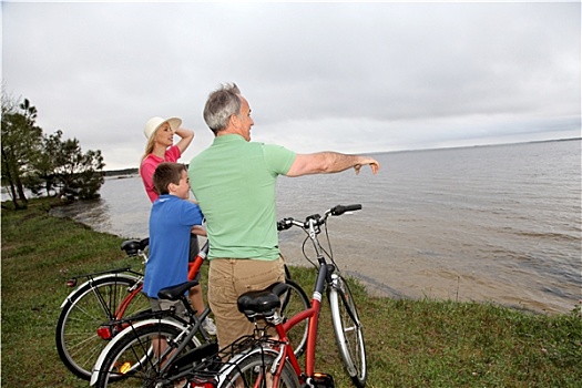 家庭,骑自行车,站立,湖