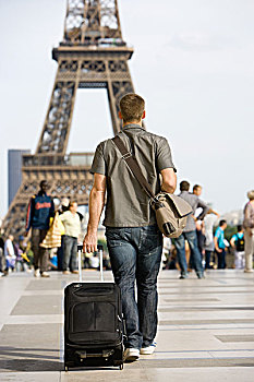 男性,游客,走,行李,埃菲尔铁塔,巴黎,法国