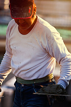 水泥工人正在专业修缮泥作工程