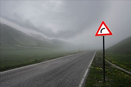 路标,警告,弯曲,道路,大萨索山,意大利,欧洲