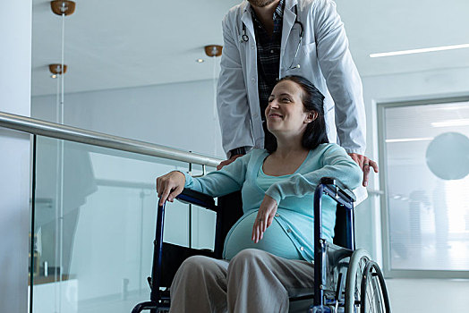 男医生,推,孕妇,轮椅,走廊