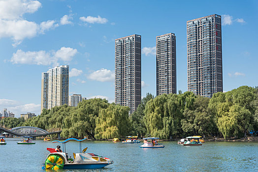 中国沈阳南湖公园秋季湖边树林建筑游船
