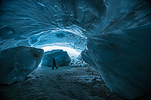 一个,男人,滑雪板,走,冰,洞穴,惠斯勒,不列颠哥伦比亚省,加拿大