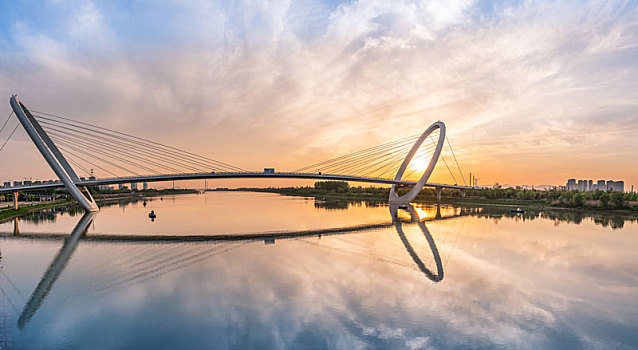 夕阳下中国江苏南京的地标建筑南京眼步行桥