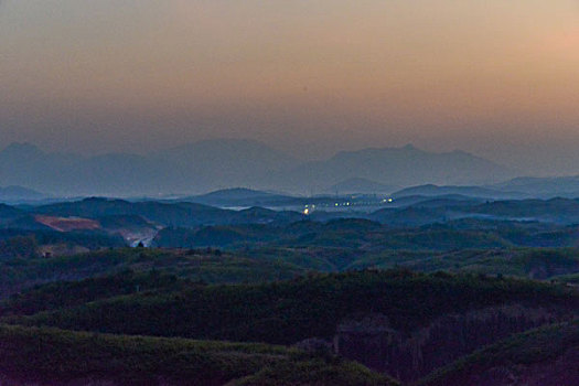 山,丹霞,群山,山脉,黄昏,红光,坡顶,驴友,旅行,地质公园,丹霞地貌,灌木,树,草,水潭,素材,平面设计