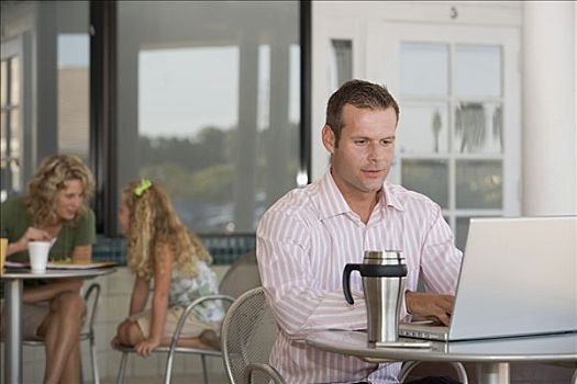 男人,笔记本电脑,小酒馆,桌子,女人,孩子,背景