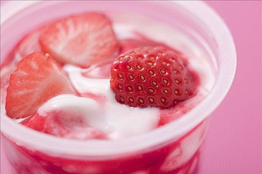 草莓酸奶,塑料制品,容器