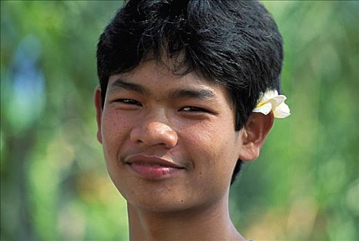 印度尼西亚,巴厘岛,头像,微笑,男青年,户外,花,耳,无肖像权