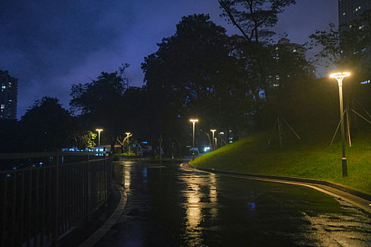 羊城广州清明大雨中的天河公园夜景