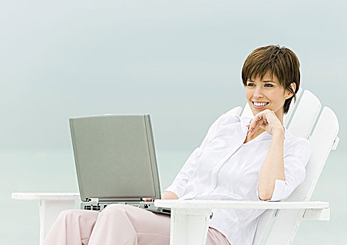 坐,女人,折叠躺椅,使用笔记本,海洋,背景