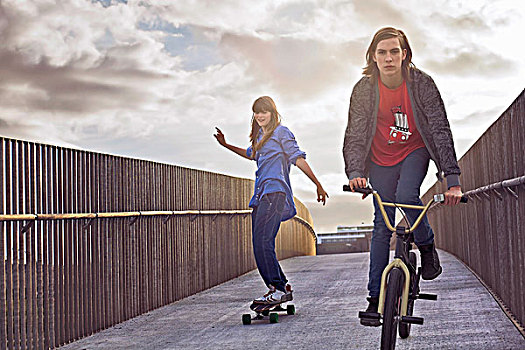 青少年,骑自行车,滑板