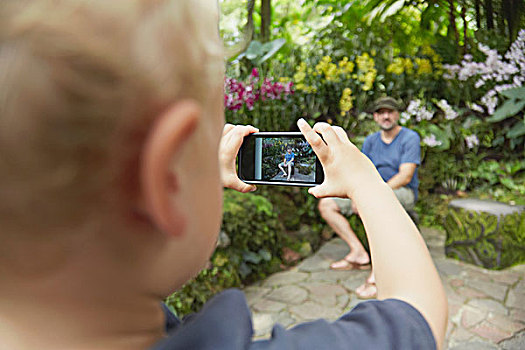 肩部视角,男孩,摄影,父亲,智能手机,植物园,新加坡