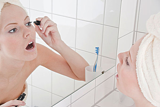 女人,涂抹,睫毛膏,正面,镜子,浴室