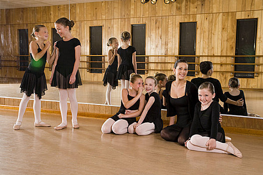 肖像,芭蕾舞,女孩,8-9岁,悄悄话,耳,坐在地板上,教师,舞蹈室