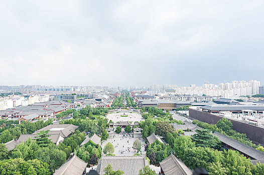 从大雁塔俯瞰西安城市建筑