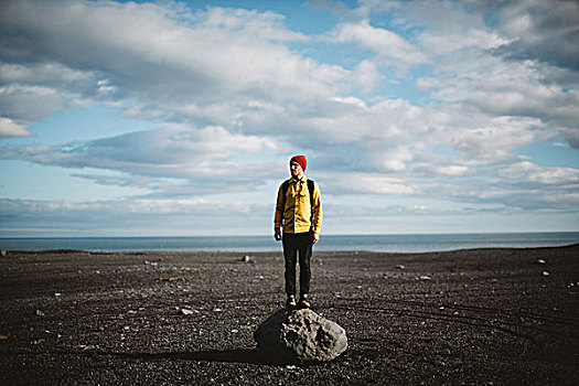 中年,男人,站立,上面,漂石,火山地貌,看别处,冰岛
