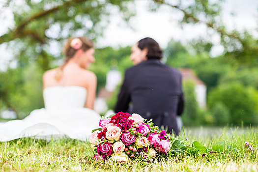 新婚夫妇,花束,坐,草地
